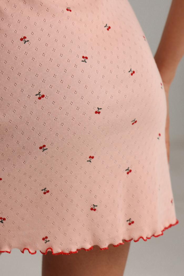 Женская сорочка на тонких бретелях с принтом вишен из коллекции "My Cherry", пудра | InSecret.ua